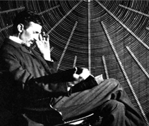 Foto: Nikola Tesla sjedi ispred transformatora